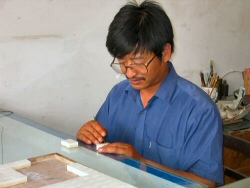 Der Künstler graviert die Symbole