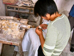 Zusammenfügen der Bambus- und Beinhälften